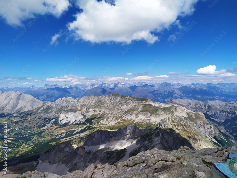 Sommet montagne dans les Alpes en France.
Point de vue du sommet du Pic de bure dans le Dévoluy à presque 3000m d'altitude