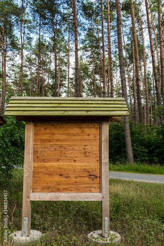 eine Holztafel steht im Wald © Robert Leßmann