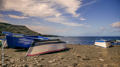 łodzie rybackie na wybrzeżu Lanzarote, Wyspy Kanaryjskie