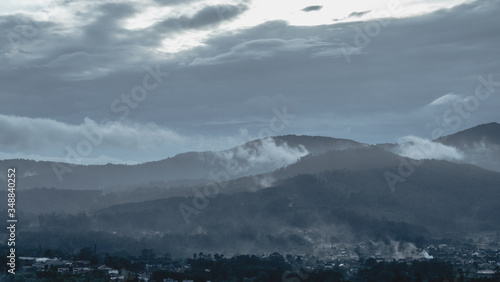 Niebla baja entre montañas en Galicia