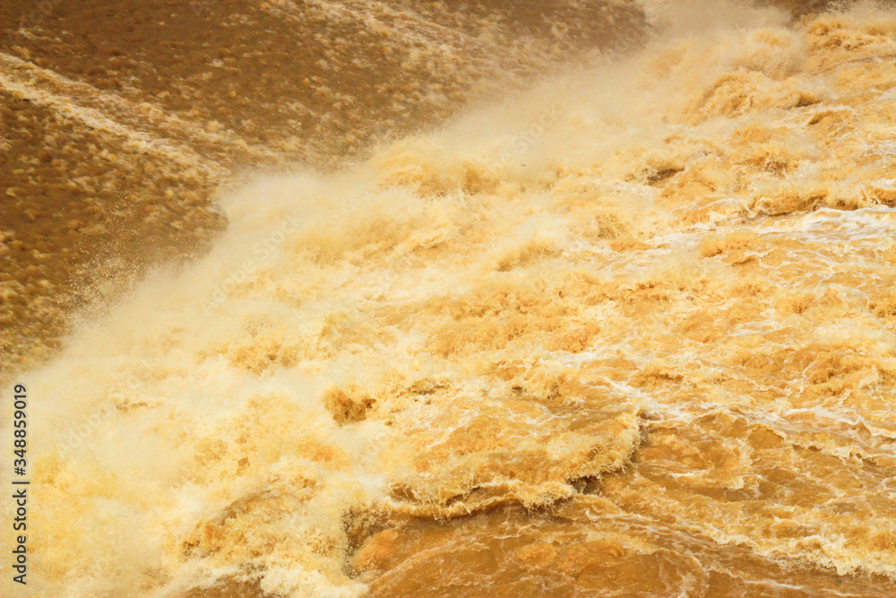 The atmosphere of the flowing river is very strong. The atmosphere of the flowing river is very strong.