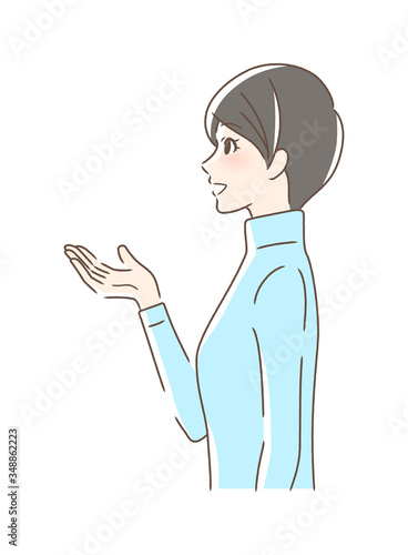笑顔で手を差し出す女性の横顔