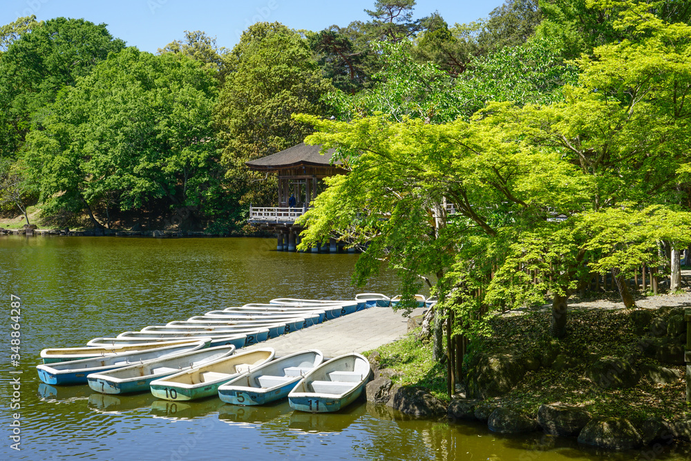 奈良県奈良市「奈良公園 浮見堂」と鷺池に浮かぶボート