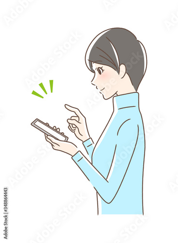 スマホを操作して笑顔な女性の横顔