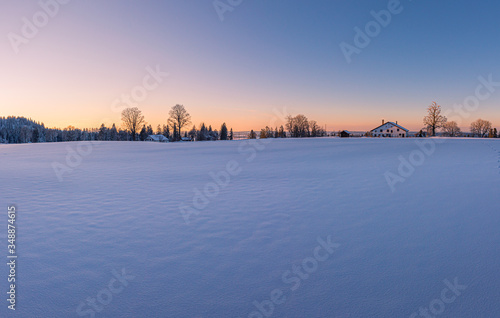 Coucher de soleil sur un champs de neige