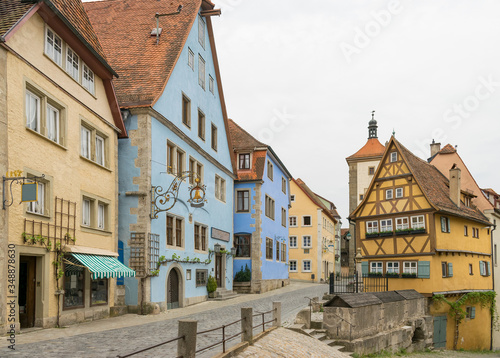 Ein sehr berühmtes Motiv von Rothenburg ob der Tauber ist das Fachwerkhaus Plönlein. Es ist von Türmen und mittelalterlichen Häusern umgeben. Touristen aus der ganzen Welt kommen in die Stadt.