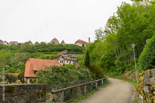Bei einer Wanderung durch das Taubertal in Mittelfranken (Bayern / Deutschland) haben Sie einen herrlichen Blick auf die Landschaft von Rothenburg ob der Tauber. © Tina Rabus