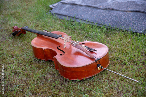 Cello auf dem Boden