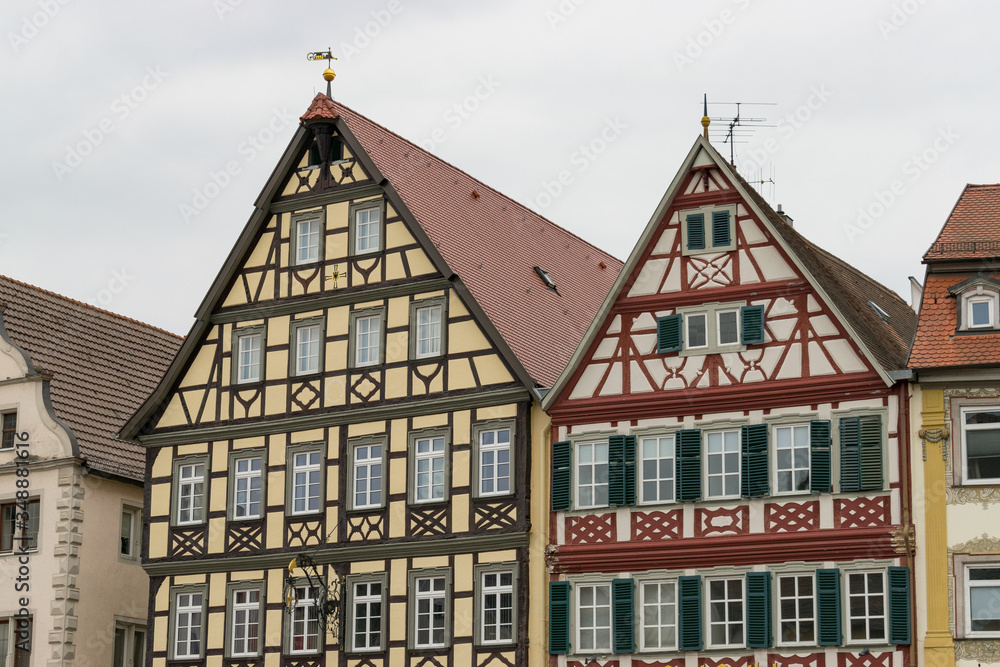 Die Innenstadt von Bad Mergentheim in Mittelfranken (Bayern/Deutschland) beeindruckt mit alten Fachwerkhäusern.