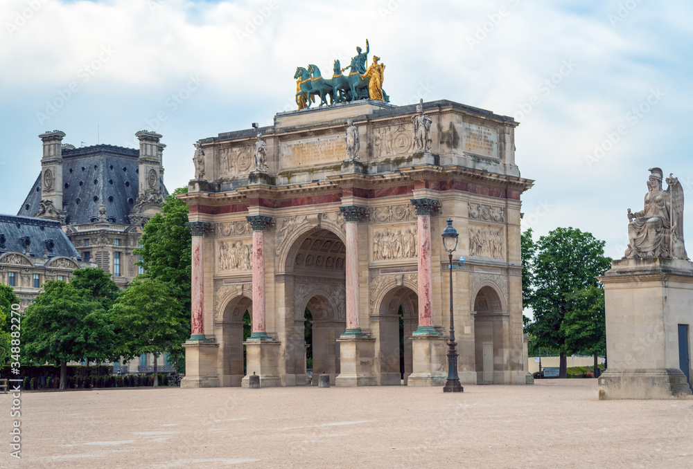 Fototapeta premium Deserted Carrousel Arch of Triumph at the end of the Covid-19 Lockdown - Paris, France