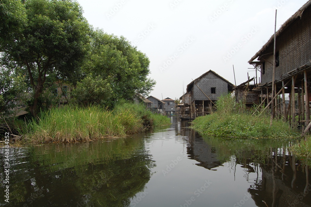 Casas flotantes en birmania