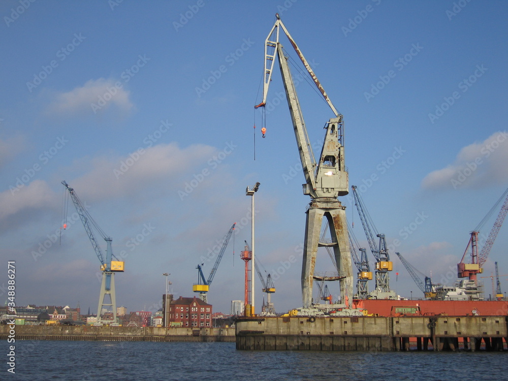 Kräne im Hafen bzw. Hochseehafen in Hamburg