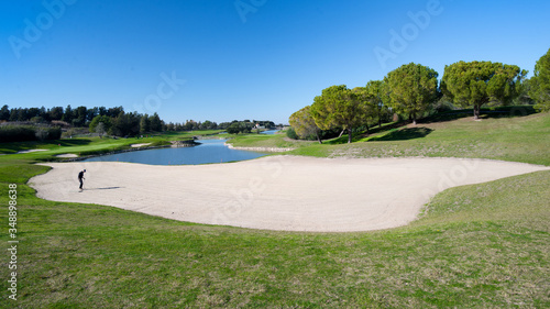 Golfista sacando la bola del bunker: Campo de golf en la provincia de Cadiz