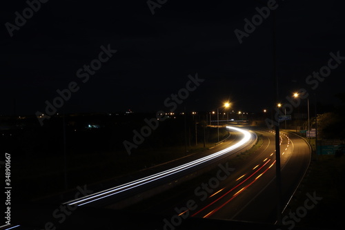 Escrevendo com faróis e lanternas na estrada a noite photo