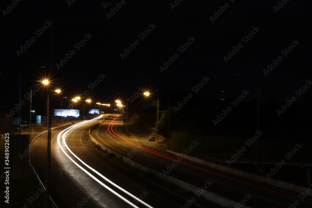 Escrevendo com faróis e lanternas na estrada a noite