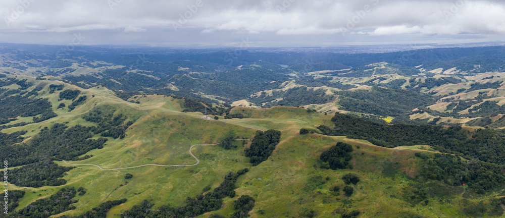 Obraz premium Trails meander through the beautiful hills and valleys found just east of San Francisco Bay. This beautiful part of California is green in the winter and golden in the summer and fall.