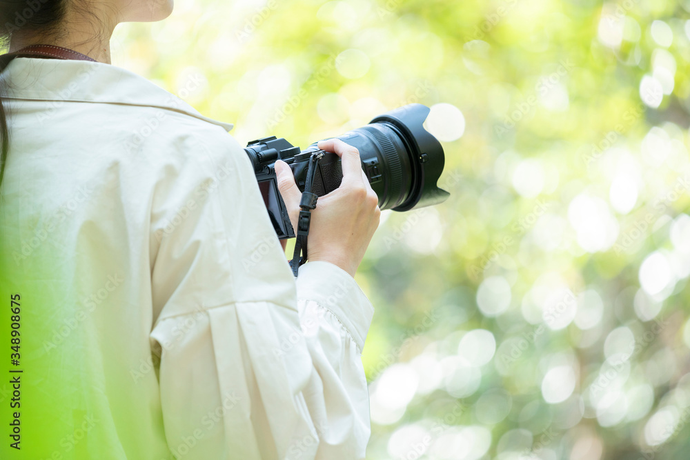 自然の中でカメラを構える若い女性 Stock 写真 Adobe Stock