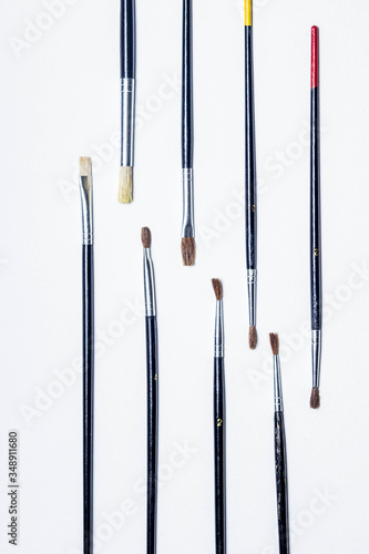 several brushes lie opposite each other on a white background