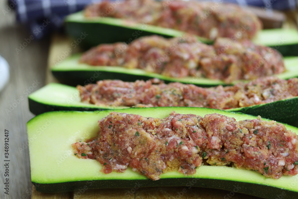 courgettes farcies crues sur une planche à découper courgettes farcies crues sur une planche à découper