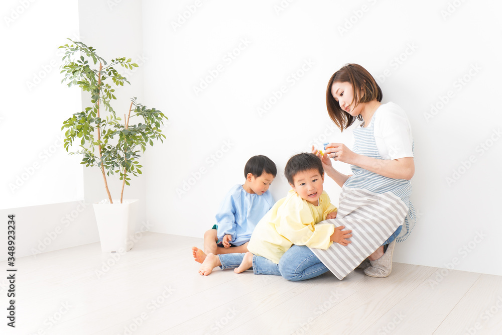 幼稚園でお遊戯をする子どもと先生