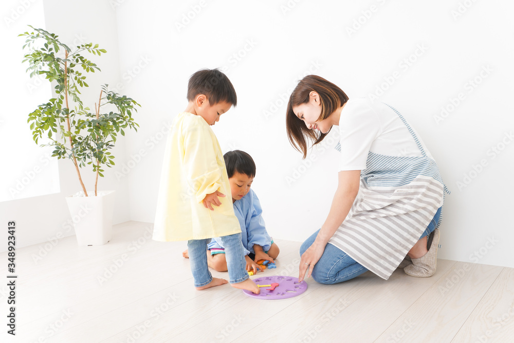 Obraz premium 幼稚園でお遊戯をする子どもと先生