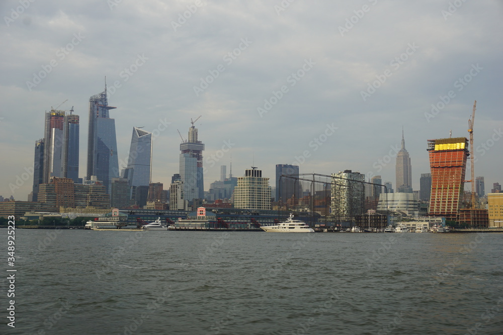 Obraz premium To jest Nowy Jork. Manhattan łodzią