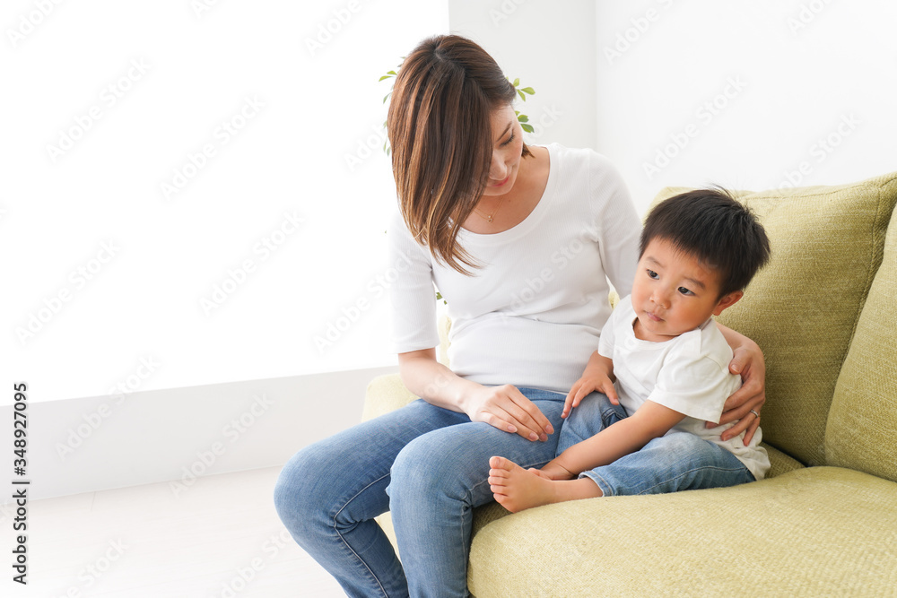自宅で遊ぶ子どもとお母さん 自宅で遊ぶ子どもとお母さん