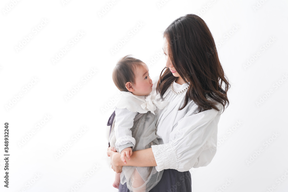 赤ちゃんを抱っこするお母さん