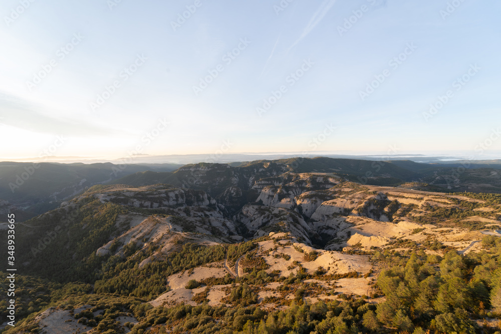 Fototapeta premium Valles firmamento naturaleza. Cielo despejado, día en la montaña.