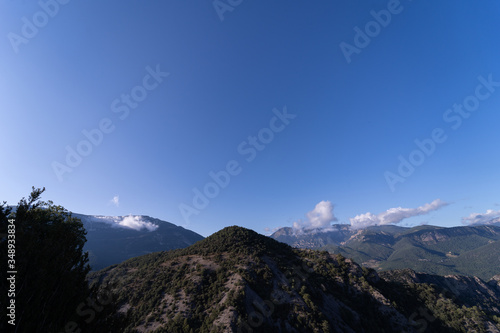 Cielo azul. Rayos de luz natural en el horizonte, montañas y valles. © Cairoseki