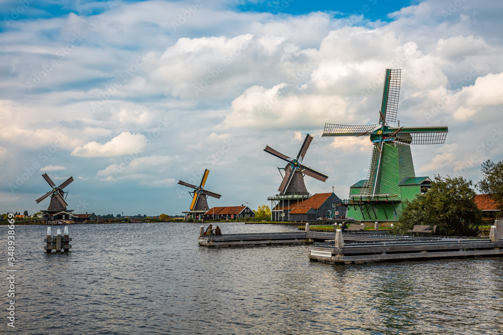 Historische Windmühlen in Zaanse Schans in Holland