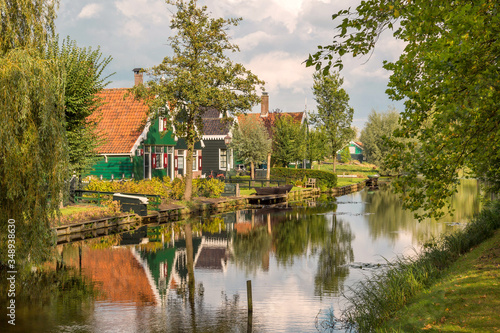 Idyllischer Weg entlang eines Kanals in Holland