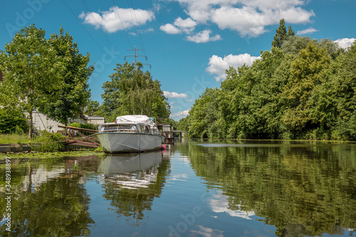 Idyllische liegt ein Motorboot auf einem Kanal in Hamburg-Wilhelmsburg