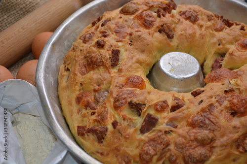 tradizionale torta salata napoletana tortano con salame e formaggio e pepe e sugna cibo italiano photo