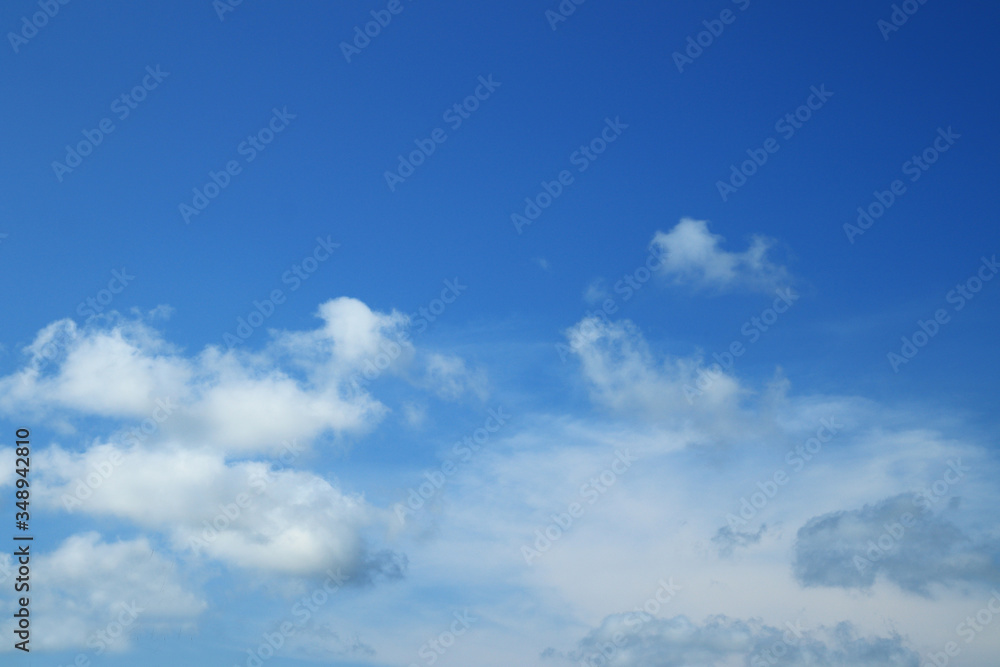 Obraz premium Beautiful Clouds with blue sky background