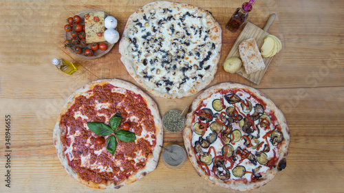 variado de pizzas, menu restaurante italiano.