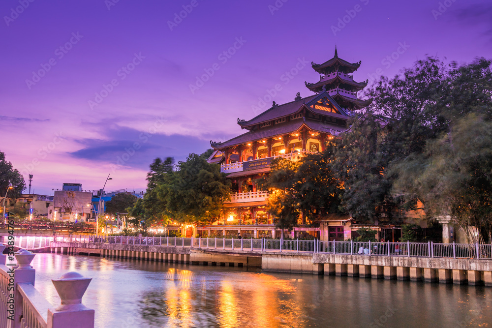 Obraz premium Night scene of Phap Hoa pagoda along Nhieu Loc canal (Saigon river) at night in Ho Chi Minh City, Vietnam