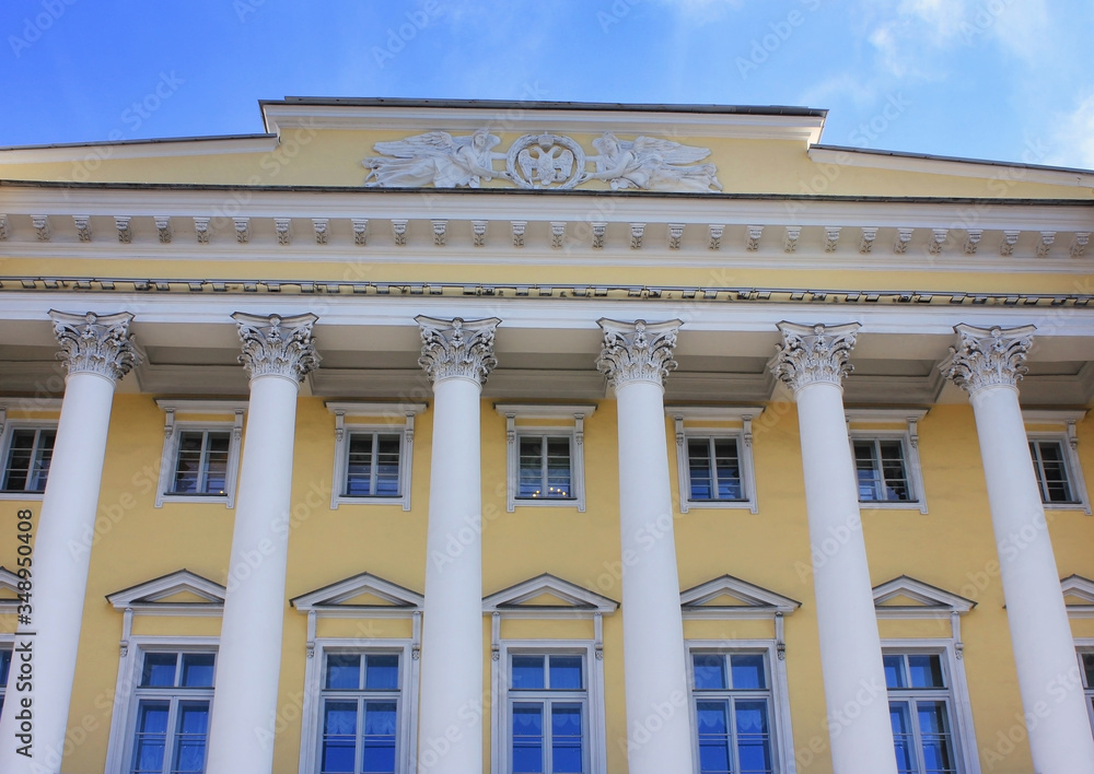 Obraz premium Old decorative building facade in Saint Petersburg, Russia. Historic city landmark with ornamental exterior details, classic windows and ancient columns outdoor view
