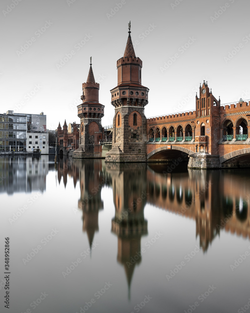 Oberbaumbrücke an der Warschauer Straße in Berlin mit Spiegelung in der Spree Oberbaumbrücke an der Warschauer Straße in Berlin mit Spiegelung in der Spree