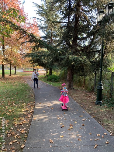 Niña en otoño
