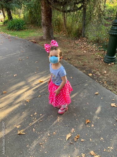 Niña en otoño