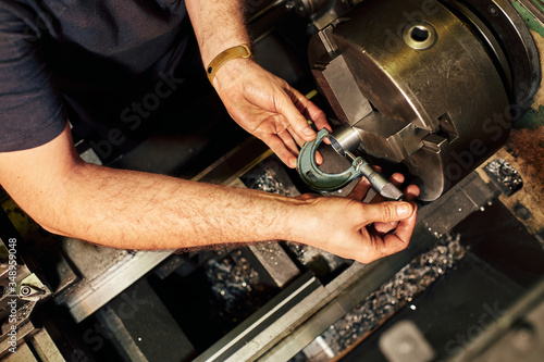 Valokuva Professional machinist : man operating lathe grinding machine