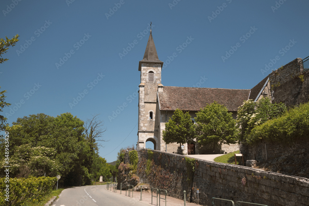 Eglise et clocher de la région du Bugey dans le département de l'Ain en Auvergne-Rhône-Alpes Eglise et clocher de la région du Bugey dans le département de l'Ain en Auvergne-Rhône-Alpes