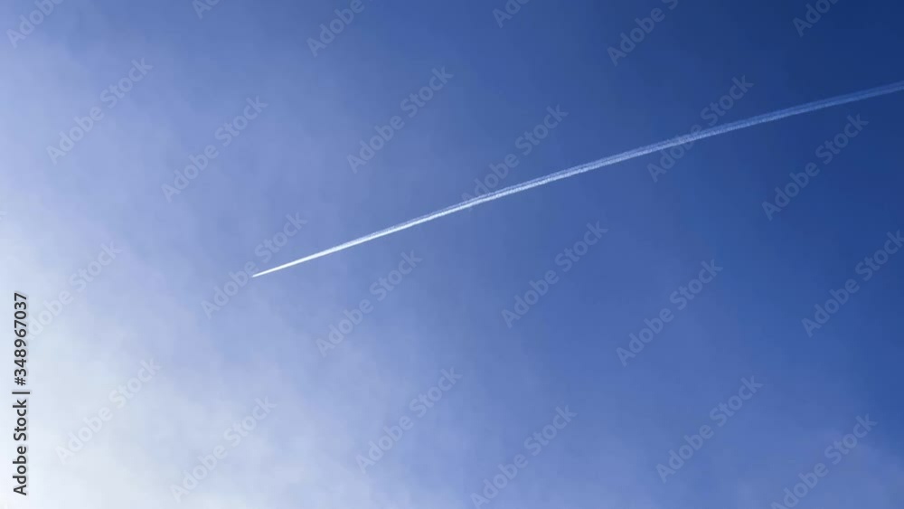 青空に伸びる飛行機雲 青空に伸びる飛行機雲