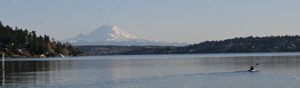 Obraz premium Mt Rainer, Seattle, Lake Washington, perspective with kayaker