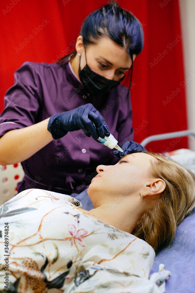 Φωτογραφία Brow Artist Styling And Plucking Woman's Brows In Beauty Salon