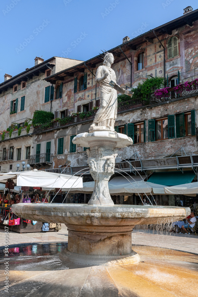 Fototapeta premium Fountain Of The Madonna Of Verona