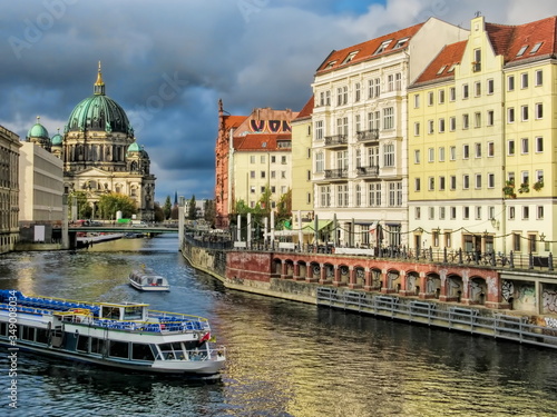 Photography berlin, deutschland - ufer am nikolaiviertel und berliner dom