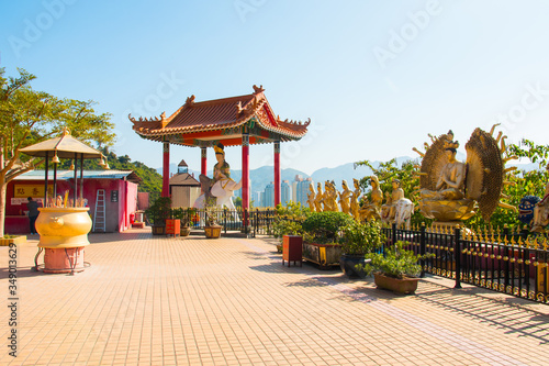 Foto Beautiful main square of the Ten thousand buddhas monastery site