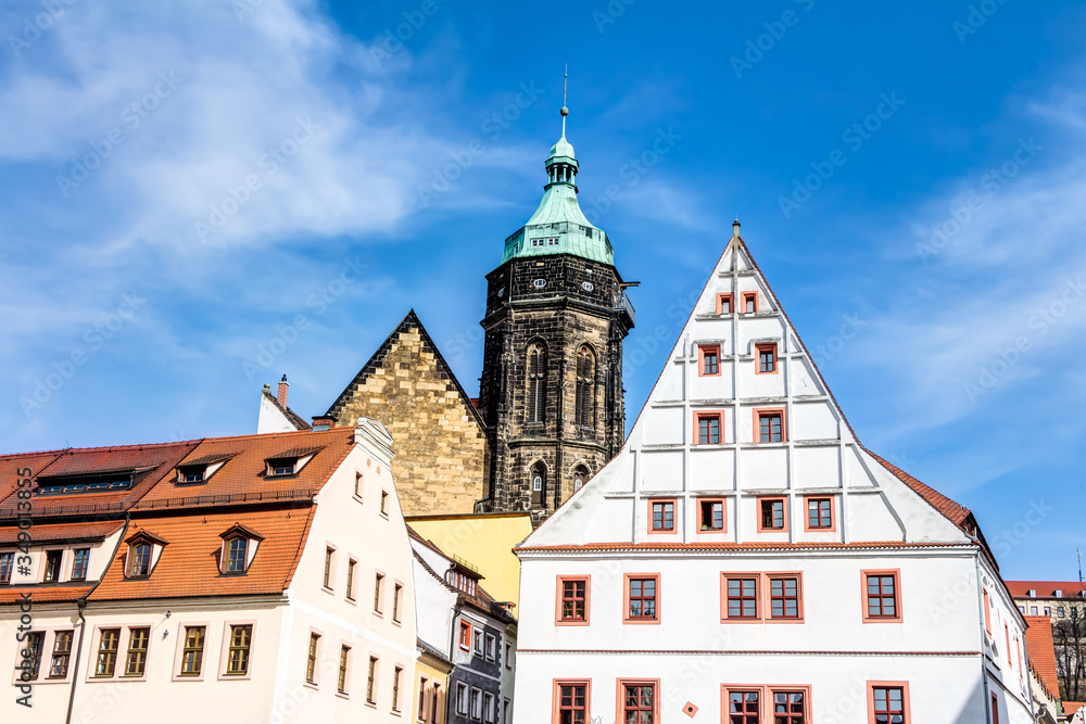 Obraz premium Die Altstadt von Pirna mit der Stadtkirche St. Marien in Sachsen
